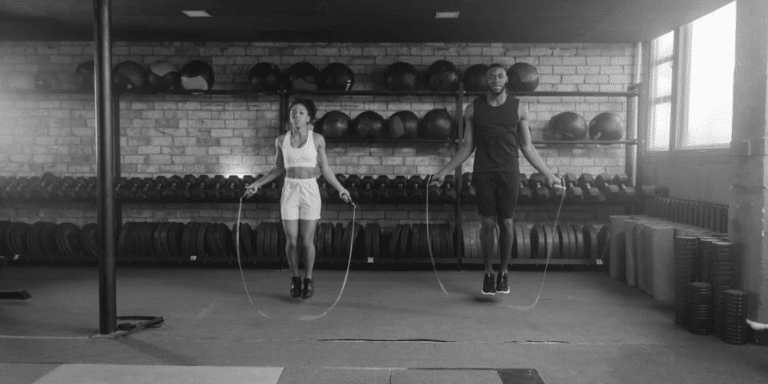 Guide fitness : avantages et choix des speed ropes et jump ropes