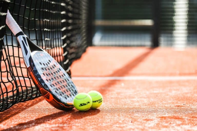 Pourquoi les joueurs proactifs gagnent-ils plus souvent au padel ?