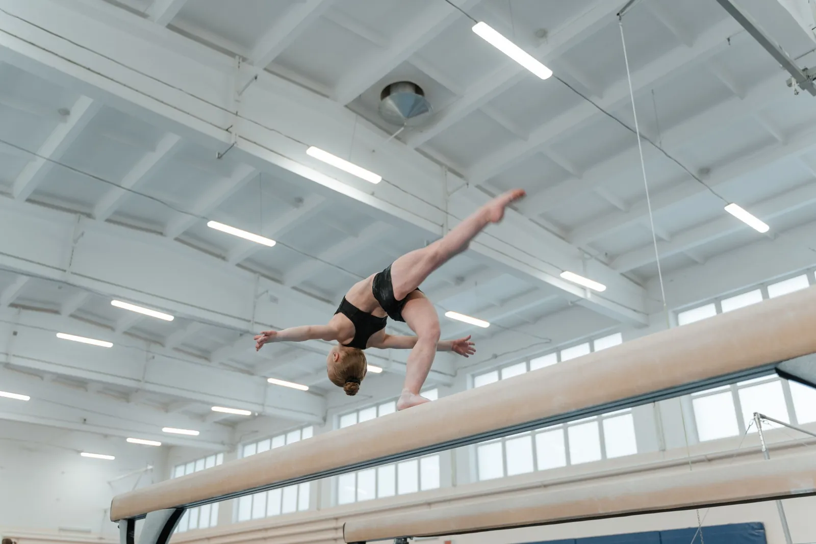 Appareils et matériel de gymnastique : dimensions officielles et équipement pour la maison